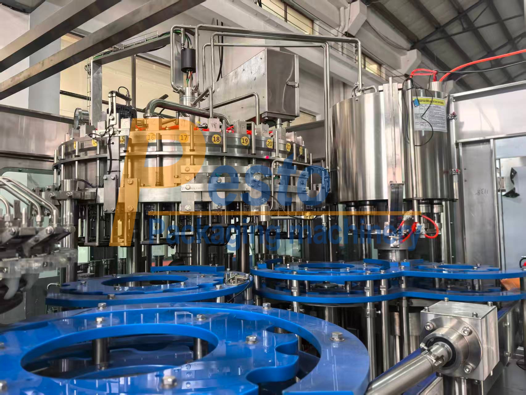 L&iacute;nea de embotellado de agua a la venta.
