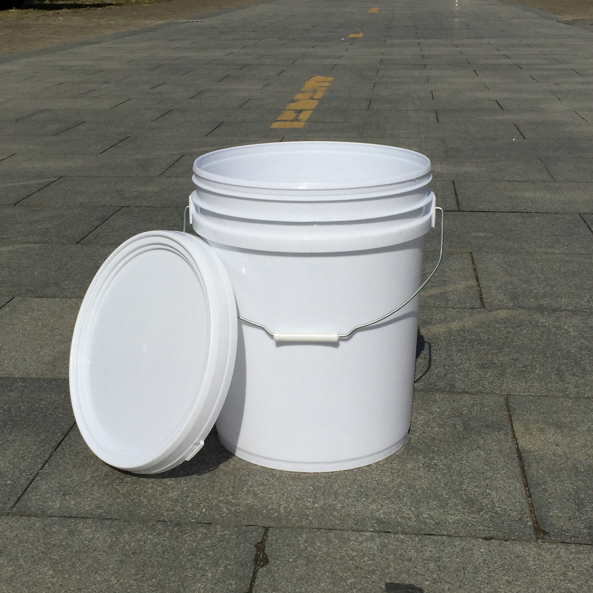 containers for Lubricant Oil Filling Line
